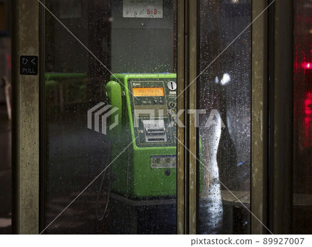 電話亭和雨夜的水滴 89927007