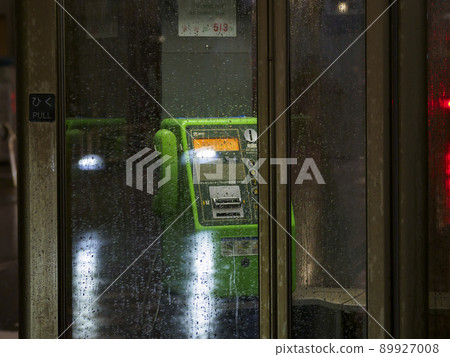 電話亭和雨夜的水滴 89927008