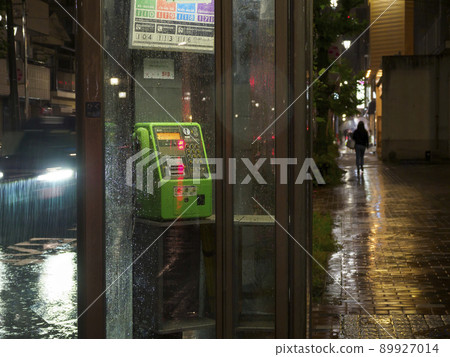 電話亭和雨夜的水滴 89927014