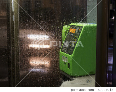 電話亭和雨夜的水滴 89927018