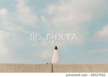 一個穿著裙子的女人和美麗的夏日天空 一個穿著裙子的女人和美麗的夏日天空 89927082