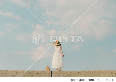一個穿著裙子的女人和美麗的夏日天空 一個穿著裙子的女人和美麗的夏日天空 89927083
