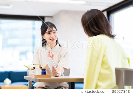 接待員是 Suru Salon 的一位年輕女士 接待員是 Suru Salon 的一位年輕女士 89927548