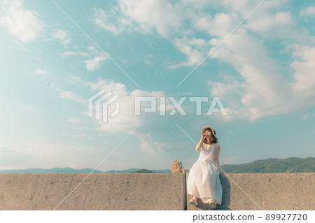 一個穿著裙子的女人和美麗的夏日天空 一個穿著裙子的女人和美麗的夏日天空 89927720