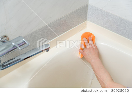 [中間家庭主婦用水龍頭和泡沫清洗浴缸] 89928030