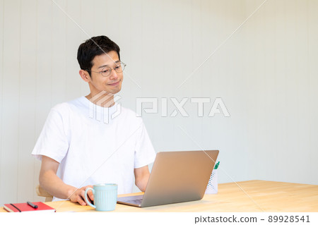 一個在電腦上工作的人帶著興奮的感覺 一個在電腦上工作的人帶著興奮的感覺 89928541