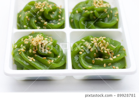Sweet pandan pudding with white sesame seeds 89928781