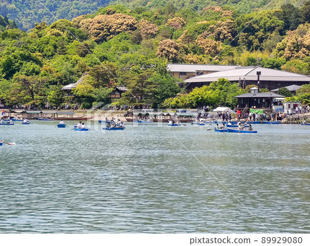 人們在京都旅遊勝地嵐山划船 人們在京都旅遊勝地嵐山划船 89929080