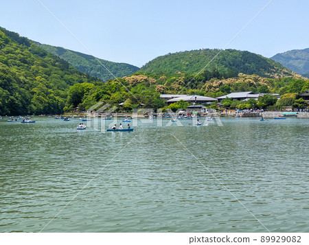 人們在京都旅遊勝地嵐山划船 人們在京都旅遊勝地嵐山划船 89929082