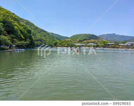 人們在京都旅遊勝地嵐山划船 人們在京都旅遊勝地嵐山划船 89929083