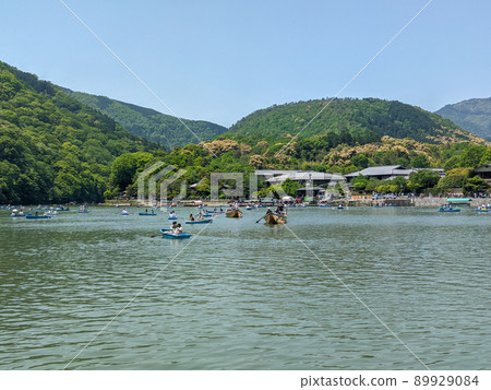 人們在京都旅遊勝地嵐山划船 人們在京都旅遊勝地嵐山划船 89929084