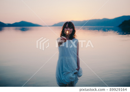 一個美麗的日落,一個穿著裙子的女人和一個美麗的夏天 一個美麗的日落,一個穿著裙子的女人和一個美麗的夏天 89929164