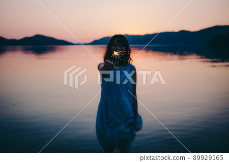 一個穿著裙子的女人的剪影和一個美麗的夏天的美麗日落 一個穿著裙子的女人的剪影和一個美麗的夏天的美麗日落 89929165