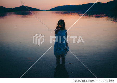 一個穿著裙子的女人的剪影和一個美麗的夏天的美麗日落 89929166