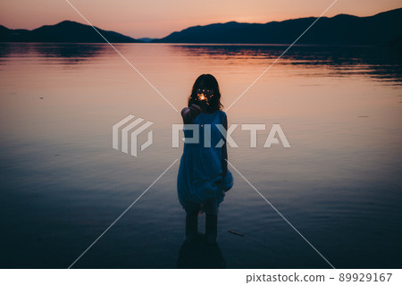 一個穿著裙子的女人的剪影和一個美麗的夏天的美麗日落 一個穿著裙子的女人的剪影和一個美麗的夏天的美麗日落 89929167