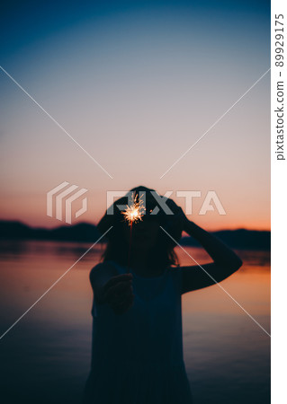 一個穿著裙子的女人的剪影和一個美麗的夏天的美麗日落 一個穿著裙子的女人的剪影和一個美麗的夏天的美麗日落 89929175