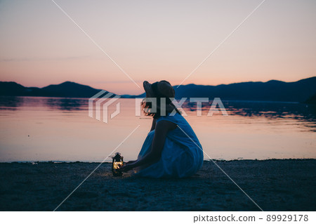 一個穿著裙子的女人的剪影和一個美麗的夏天的美麗日落 89929178