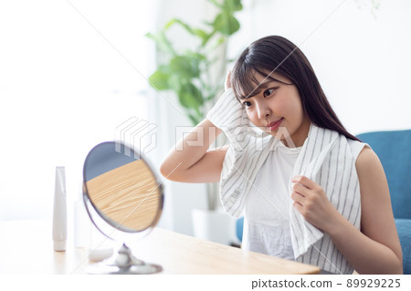 A female college student who dries her hair in her room 89929225