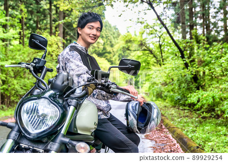 下雨天旅遊自行車男孩 下雨天旅遊自行車男孩 89929254