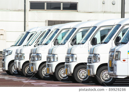 輕型貨車車與一家天然氣公司排隊 輕型貨車車與一家天然氣公司排隊 89929286