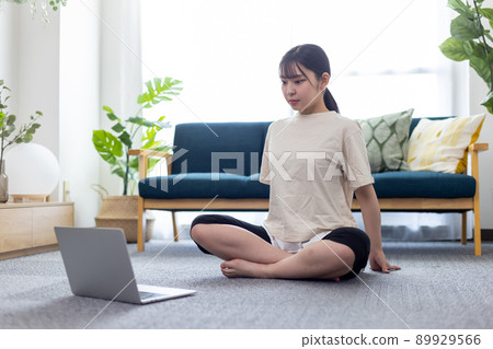 遠程上瑜伽課的女大學生 89929566