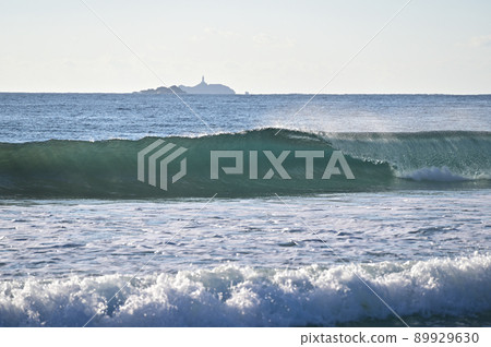 搖搖欲墜的波浪 89929630