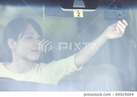 操作行車記錄儀的女人 89929864