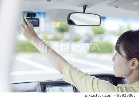 操作行車記錄儀的女人 89929865