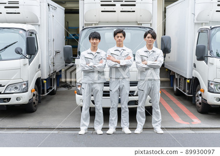 三名男性卡車司機站在卡車前的畫像 89930097