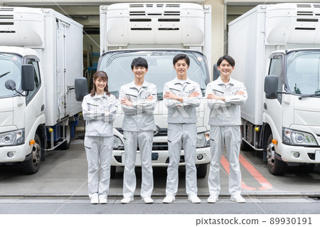 穿著工作服站在卡車前的年輕男女的畫像 穿著工作服站在卡車前的年輕男女的畫像 89930191