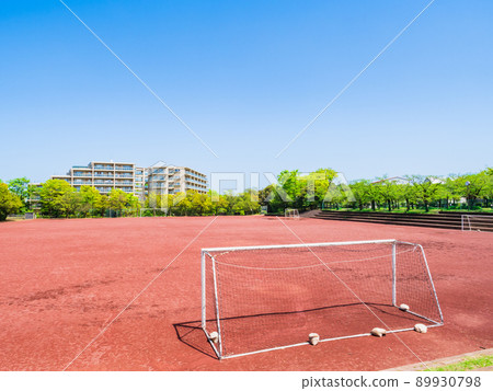 郊區住宅區，新鮮的綠色公園地面 89930798