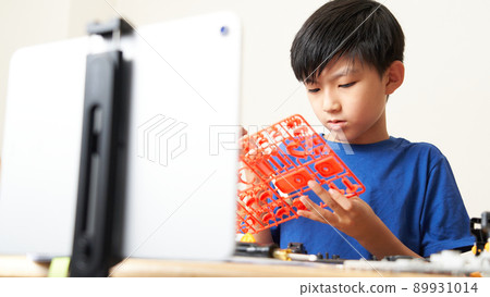 組裝塑料模型的小學生 89931014