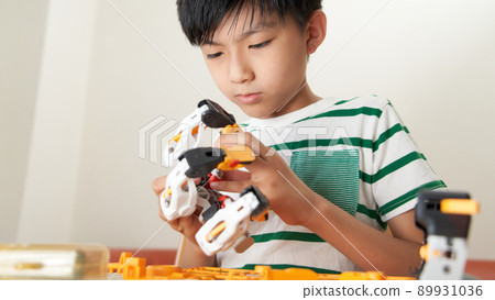 組裝機器人的小學生 89931036