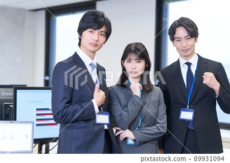 西裝革履的商務人士 89931094