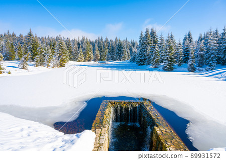 Ice covered water reservoir in Jizera Mountains 89931572