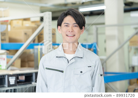Face up of a smiling young man in a distribution center 89931720