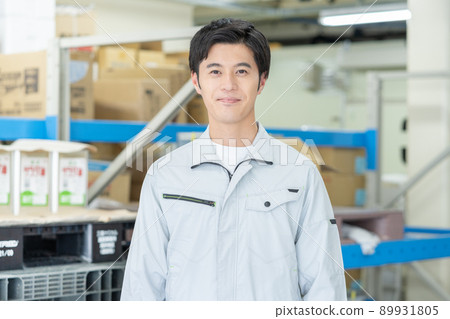 在配送中心面對一個男人 在配送中心面對一個男人 89931805