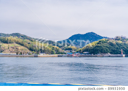 瀨戶內島波海道，從渡輪上看到的岩木島上的一個小排港口 89931930