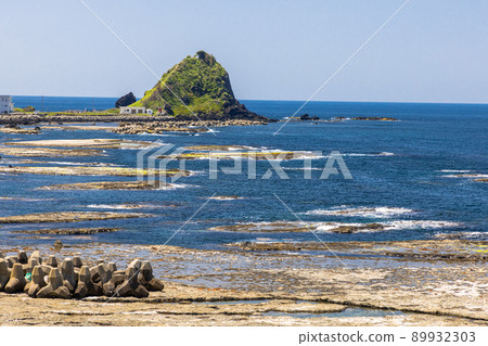 [新潟縣佐渡地質公園]由海底火山製成的神小岩 89932303