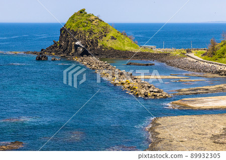 [Sado Geopark, Niigata Prefecture] Mikoiwa made from submarine volcanoes 89932305