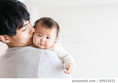 Daddy taking childcare leave and raising children 89933833