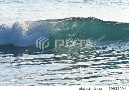 Waves shining in the morning sun Waves shining in the morning sun 89933904