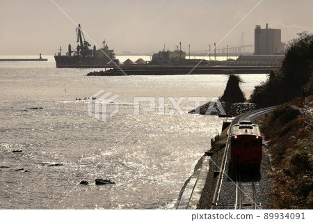 The Sea of Japan and the Himi Line shining in the morning sun 89934091