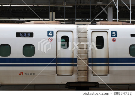 Shinkansen stopped at Shin-Osaka Station 89934732
