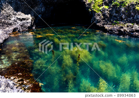 [新潟縣佐渡市]由波浪形成的巨大洞穴群藍洞Kotoura 89934863