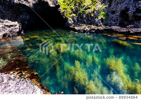 [新潟縣佐渡市]由波浪形成的巨大洞穴群藍洞Kotoura 89934864