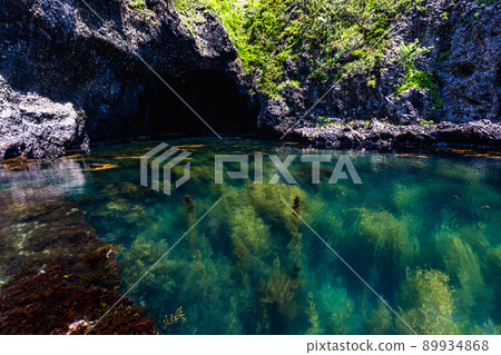 [Sado, Niigata Prefecture] Blue cave Kotoura, a huge cave group created by waves 89934868