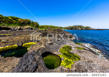 [Sado Geopark, Niigata Prefecture] Shukunegi, a coastline made of submarine volcanoes 89935263