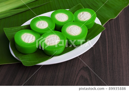 Nona Manis is a steamed pandan-flavoured kuih with a creamy center filling. 89935886