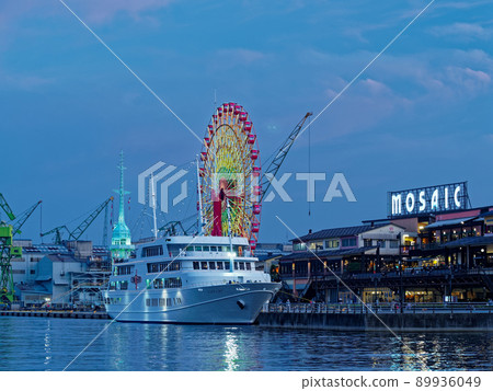神戶港馬賽克大摩天和黃昏觀光船協奏曲 89936049